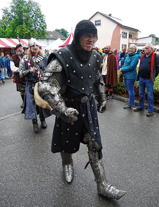 Wenn der schwarze Ritter und sein Gefolge der Ritterschaft „Brachmanoth“ aufmarschieren und ihre Schwerter scheppern lassen ist beim ...