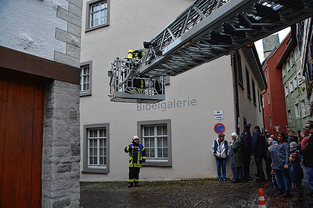 Die zweite Drehleiter ist in hinteren Bereich des Gebäudes im Einsatz.