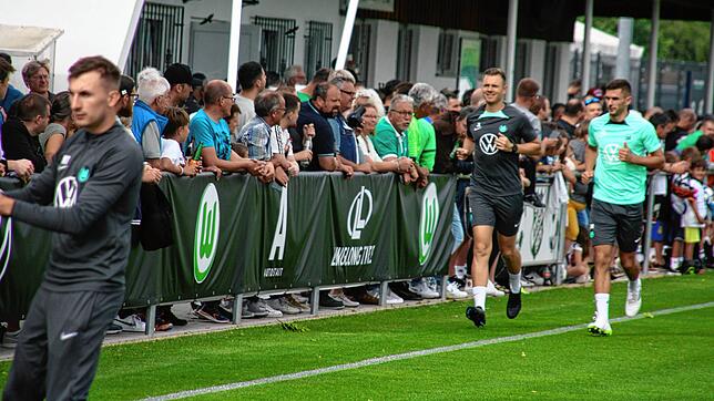 Nachdem die Fußballfans noch vor wenigen Tagen beim FC Liverpool keinen Zugang zu den Trainingseinheiten bekamen, darf beim VfL ...