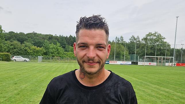 Spielertrainer Sven Benno und der FC Uhldingen freuen sich über den Sieg gegen die DJK Konstanz/KN-Egg.