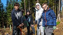 Auf einer Freifläche beim Bonndorfer Flowtrail pflanzten die Schüler der Naturparkschule unter Anleitung der Förster Steffen Wolf und ...