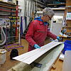 Werner Früh, Co-Chef der Konstanzer Firma Powder-Equipment baut in der firmeneigenen Werkstatt einen Snowboard-Prototypen. Das Board ist ...