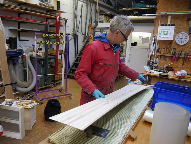Werner Früh, Co-Chef der Konstanzer Firma Powder-Equipment baut in der firmeneigenen Werkstatt einen Snowboard-Prototypen. Das Board ist ...