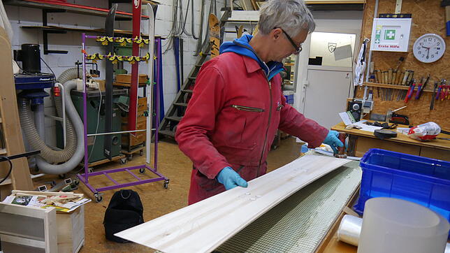 Werner Früh, Co-Chef der Konstanzer Firma Powder-Equipment baut in der firmeneigenen Werkstatt einen Snowboard-Prototypen. Das Board ist ...