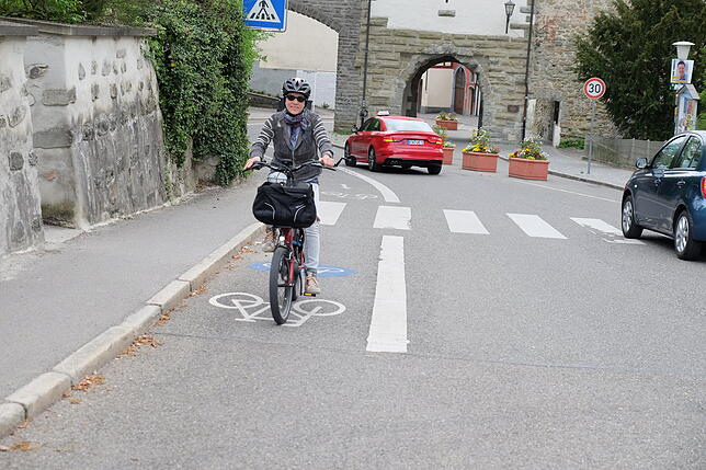 In der Aufkircherstraße kurz nach dem Tor in Richtung Krankenhaus endet der Fahrradweg ohne Vorwarnung im Nichts, beziehungsweise auf ...