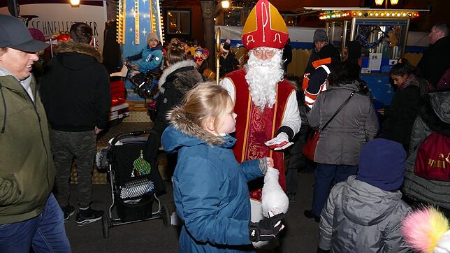 Auch in diesem Jahr wird es auf dem Weihnachtsmarkt für die Kinder vom Nikolaus Freifahrscheine für das Karussell der Sparkasse ...