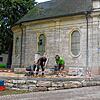 Mitarbeiter des Bauhofs bereichern den Stadtgarten mit neuen Gestaltungselementen.