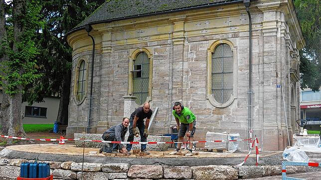 Mitarbeiter des Bauhofs bereichern den Stadtgarten mit neuen Gestaltungselementen.