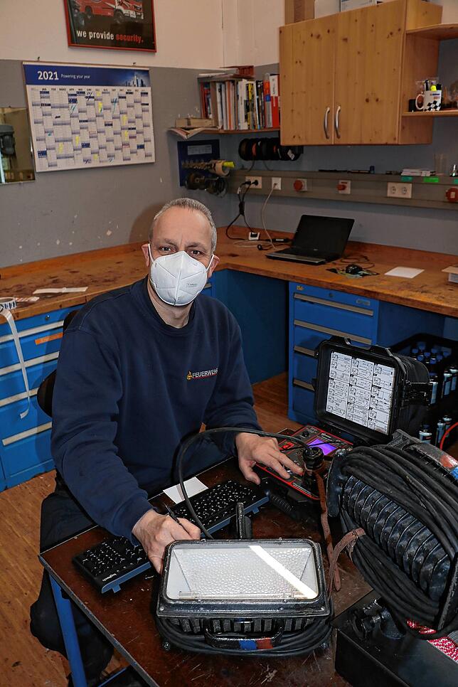 Gerätewart Andreas Maier prüft die Elektrofunktion eines Leuchters.