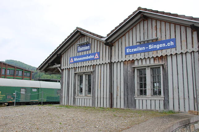 Der wieder aufgebaute Bahnhof Ramsen zeigt es an: Die Strecke Etzwilen – Singen soll weiter reaktiviert werden, nicht nur für die ...