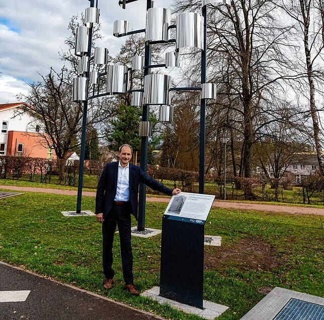 Thomas Fichtel, Geschäftsführer der Firma Top-Bau, bei der Gedenktafel am Kunstwerk von der Fassade der ehemaligen Kinderklinik.