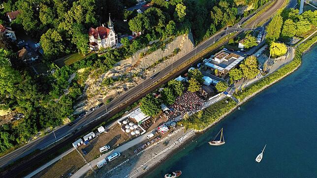 Das Sound Beach Festival 2023 von oben. Der Uferpark war vor der Bühne gut gefüllt.