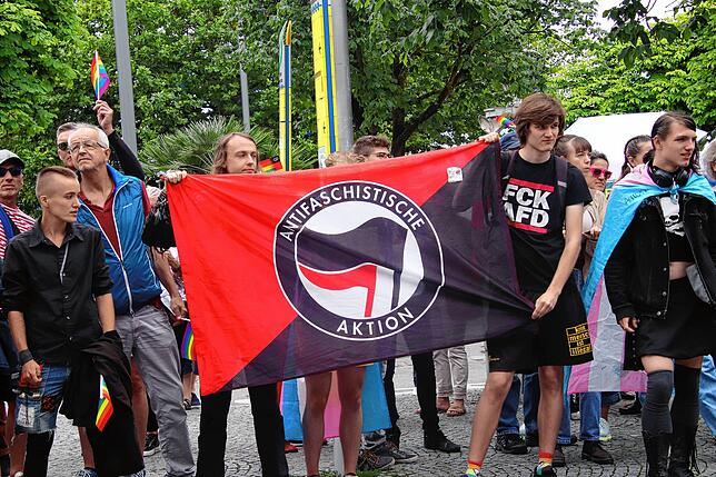 Bild 26: Der Überlinger CSD in Bildern, und dazwischen eine kleine Gruppe AfD