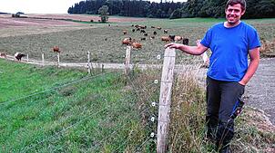 Der neue Wolfschutzzaun auf dem Immensitz weist bei fünf stromführenden Litzen die erforderliche Höhe auf. David Frank steht an einem ...