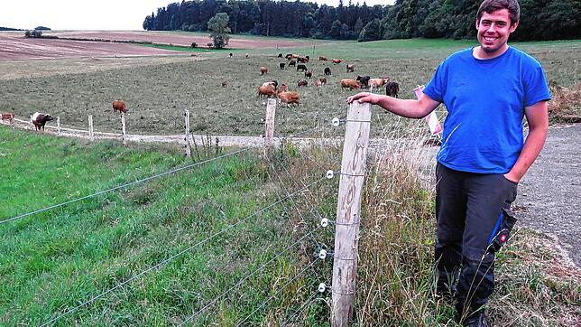 Der neue Wolfschutzzaun auf dem Immensitz weist bei fünf stromführenden Litzen die erforderliche Höhe auf. David Frank steht an einem ...