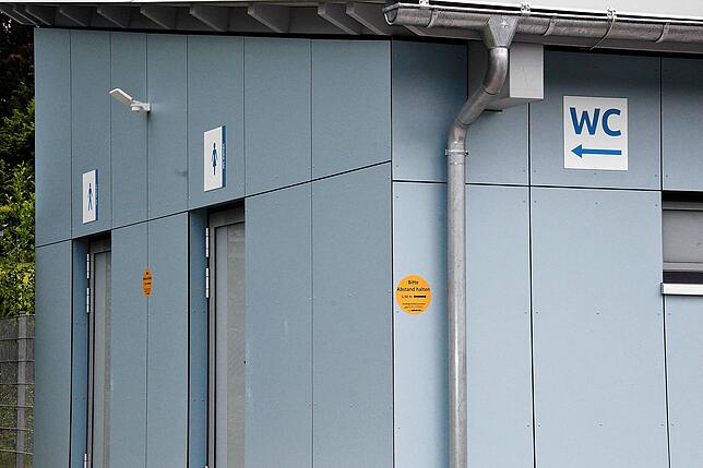 Nur zwei Personen pro Geschlecht dürfen sich gleichzeitig in den Toiletten aufhalten. Das wird vom Aufsichtspersonal kontrolliert.