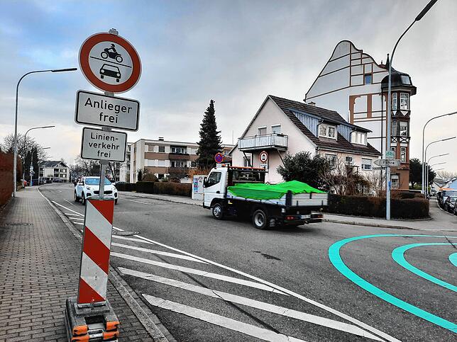 Wie hier im Felchengang weisen Schilder in den Quartierstraßen zwischen Fähranleger und dem gesperrten Abschnitt der Mainaustraße darauf ...