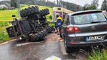 Der Traktor ist nach dem Zusammenstoß mit dem Auto umgekippt.