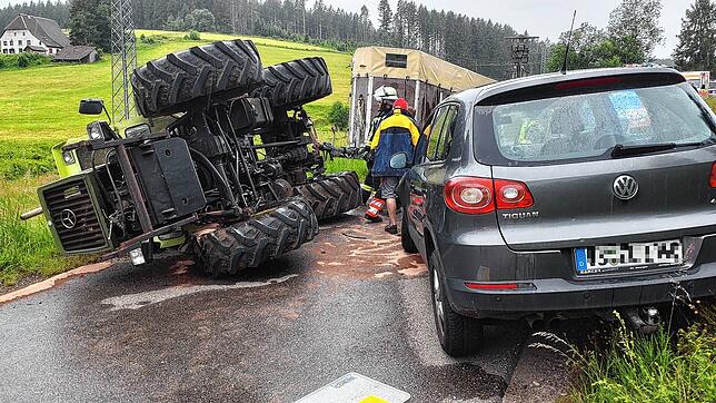 Der Traktor ist nach dem Zusammenstoß mit dem Auto umgekippt.