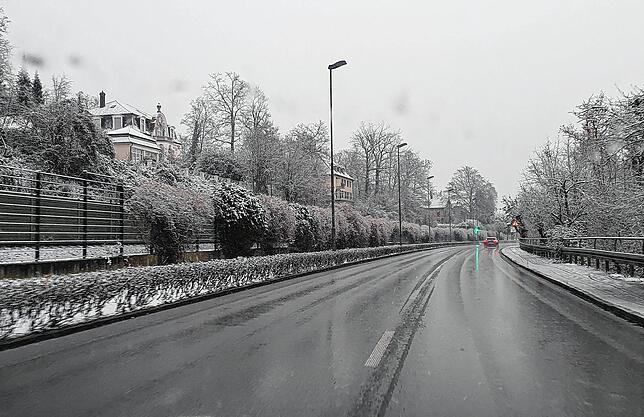 Schnee ist in Laufenburg zu sehen. Hier die Ortsdurchfahrt um 8.30 Uhr.