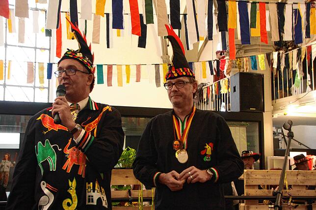 Zwei starke Stücke Heimat: Blätzlebuebe-Zunftmeister Roland Scherer (links) und SÜDKURIER-Chefredakteur Stefan Lutz beim ...