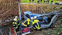 Die Bergung des Autowracks gestaltet sich aufwendig.