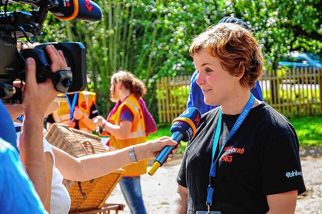 Im Sommer 2014 gibt Stephanie Kiewel als Funkenflug-Regisseurin ein Interview. Der Film war ihre Abschlussarbeit an der University of ...