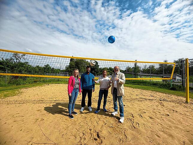 In beiden Freibädern der Stadt kann nicht nur geschwommen werden, sondern neben Spielplätzen gibt es auch Volleyballfelder wie hier in ...