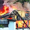 Das Flammenmeer: Innerhalb von Minuten steht das ganze Bad im Vollbrand. Die Holzkonstruktion des Dachs, heruntergestürzte Teile, alles ...