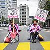 Zwei Frauen halten bei einer Sitzblockade im vergangenen Sommer Schilder mit Protestslogans hoch.