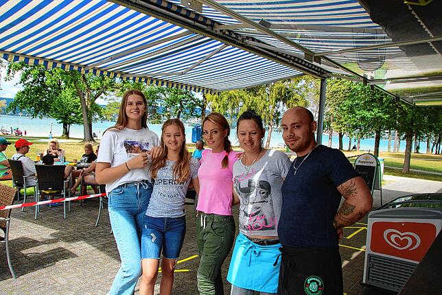 Natascha Kappler-Burghardt (Mitte) und ihr Team vom Bistro in Dingelsdorf.