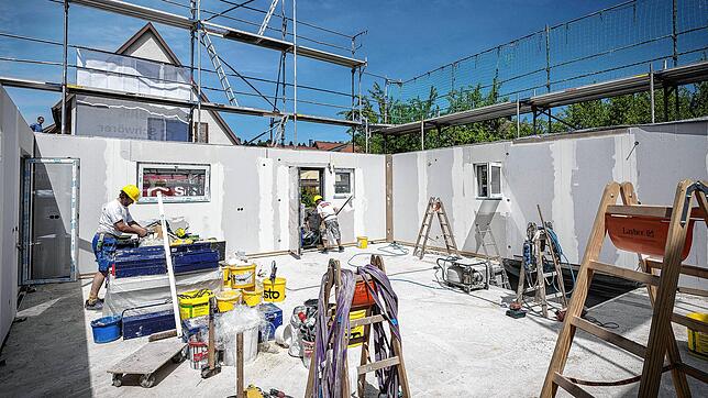 Arbeit auf einer Baustelle (Symbolbild). Aufgrund der gestiegenen Preise für Materialien, müssen Bauherren teils tiefer in die Tasche ...
