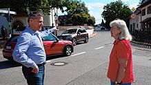 Ortsvorsteher Martin Frank und Mesnerin Rosa Siebenhaller stört es, dass sich viele Autofahrer nicht an das Tempolimit im Ort halten.