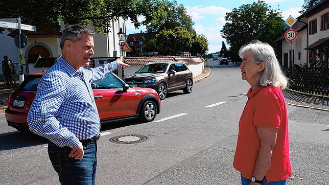 Ortsvorsteher Martin Frank und Mesnerin Rosa Siebenhaller stört es, dass sich viele Autofahrer nicht an das Tempolimit im Ort halten.