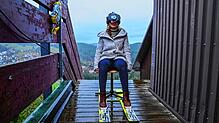 In 38 Metern Höhe, oben auf dem Schanzenturm, wird auf einem Drehstuhl der virtuelle Skisprung absolviert.