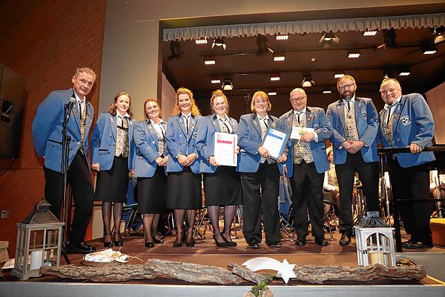 Bei den Ehrungen: Clemens Kellenberger, Sophia Neuburger, Katharina Brehm, Sarah Stehle, Barbara Knott, Annegret Petersen, Benno ...