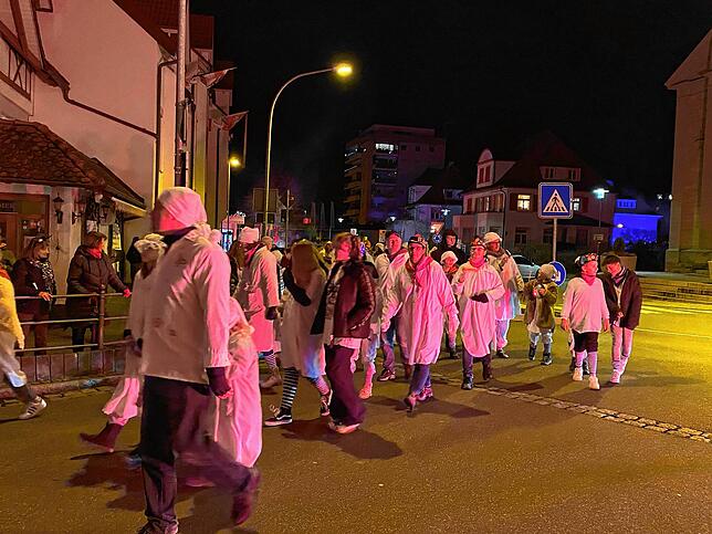 Bild 26: Weiße Narren ziehen durch Stockach: Die schönsten Bilder vom Hemedglonkerumzug und der Verbrennung
