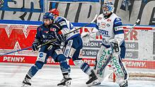 Alexander Karachun (Bildmitte) und Torwart Joacim Eriksson (rechts) müssen ihr Heimspiel am 28. März gegen die Straubing Tigers (links ...