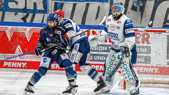 Alexander Karachun (Bildmitte) und Torwart Joacim Eriksson (rechts) müssen ihr Heimspiel am 28. März gegen die Straubing Tigers (links ...
