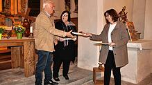Sigrid Weißhaupt (rechts), Leiterin des Meßkircher Bildungswerks, überreicht Präsente an Organistin Christa Wetter und Schriftsteller ...