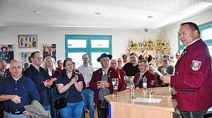 Eintauchen in die Dorfgeschichte: Edwin Gehweiler (rechts), Vorsitzender des Musikvereins Riedheim, bei der Begrüßung zum ...
