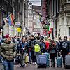 Touristen laufen mit Rollkoffern durch das Zentrum von Amsterdam. Die Stadt hat nun die Neubebauung von Hotels eingeschränkt und ...