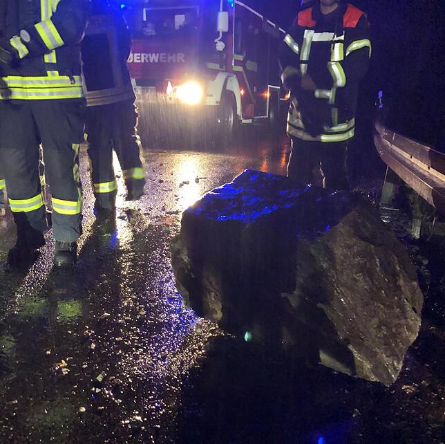 Ein Baum und ein Fels blockierten die Fahrbahn im Wehratal. Feuerwehr und Straßenbauverwaltung räumten die Straße schnell wieder frei.