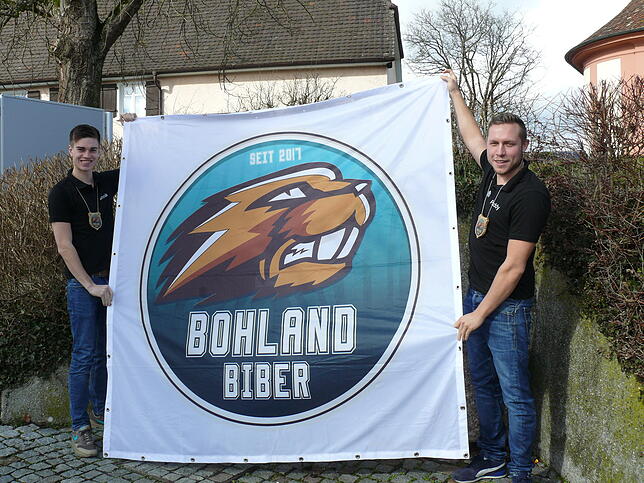 Jannik Martin (links) und Patrick Romer zeigen die Flagge des Bohland Biber. Auch 2020 wird er sein Unwesen auf dem Bodanrück treiben