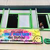 Hausmeister Manfred Lohr und Schulleiterin Karin Broszat begrüßen die Schüler der Realschule Überlingen am Eingang mit den Worten: Ihr ...