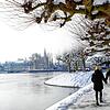 Spaziergänger genießen am Samstag das Winter-Idyll entlang der Konstanzer Seestraße.