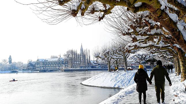 Spaziergänger genießen am Samstag das Winter-Idyll entlang der Konstanzer Seestraße.