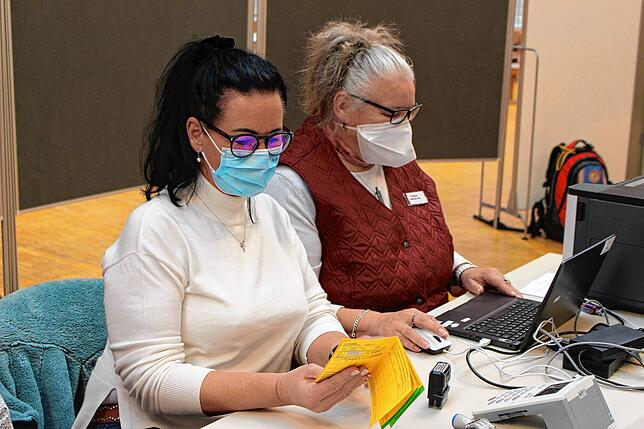 Die Mitarbeiterinnen Kornelia Kleiner und Sylvia Schatz (von links) überprüfen die Impfpässe und tragen neue Impfungen ein.