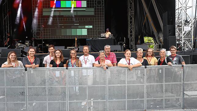 Über eine exklusive Führung übers Festivalgelände mit SÜDKURIER-Mitarbeiterin Paulina Daiber (von links) und Redakteurin Isabelle Arndt ...
