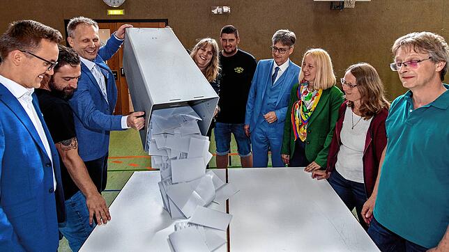 Jetzt geht‘s ans Auszählen: Unser Bild zeigt (von links) die Wahlhelferinnen und -helfer Florian Brugger, Fabian Müller, Thomas Löffler, ...